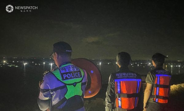 ▲합동 순찰팀이 대조기 석문방조제 야간 해루질 안전관리 / 사진제공=평택해경