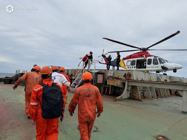 ▲응급환자를 상선에 착륙한 헬기로 이송중 / 사진제공=평택해경