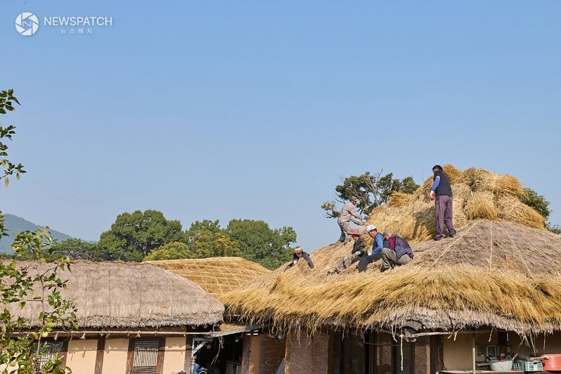 ▲짚과 돌담길 따라 떠나는 ‘외암민속마을’의 가을 축제