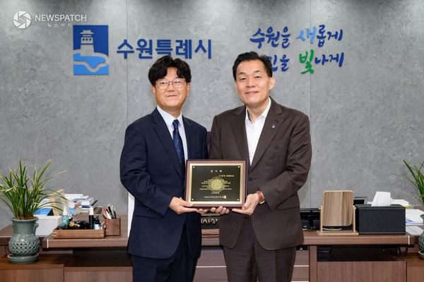 ▲미국 아리조나주 한인회, 이재준 수원시장 방문해 감사패 전달 / 사진제공=수원시