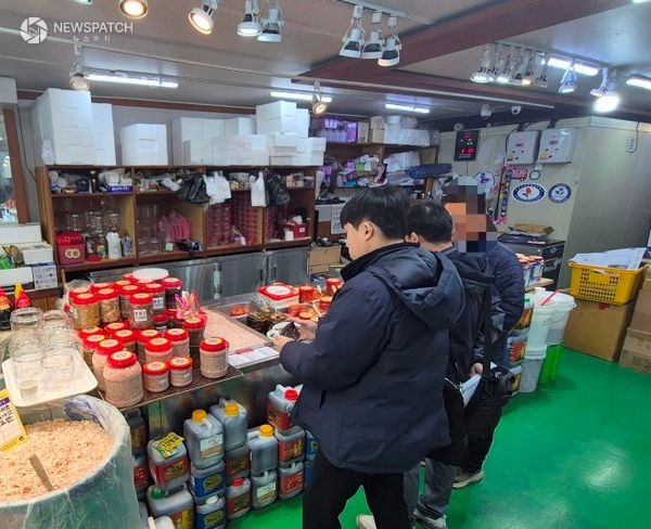 ▲평택해경 정보외사과 직원이 원산지 표시 단속중 / 사진제공=평택해경