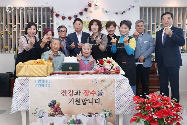 ▲서태원 가평군수, 100세 어르신께 장수지팡이 전달 / 사진제공=가평군