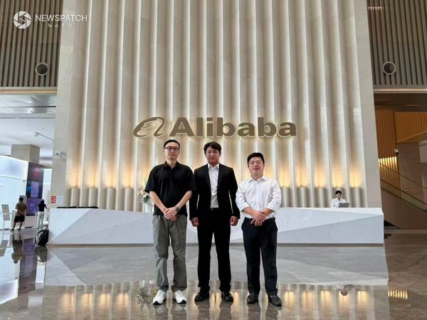 ▲항저우다누교육과기유한공사 대표 윤철 중간: 밸런스빌더즈 신재한 대표 우측: 밸런스빌더즈 신홍범 이사