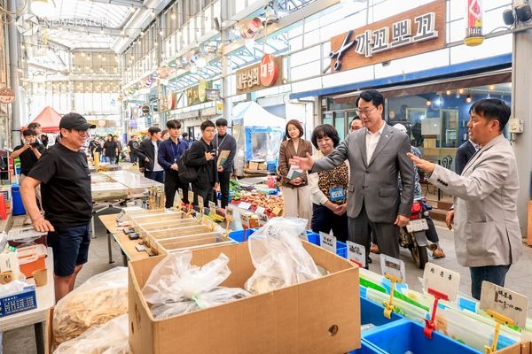 ▲정명근 화성특례시장, 추석을 앞두고 송산면 사강시장 상인들과 소통 / 사진제공=화성특례시