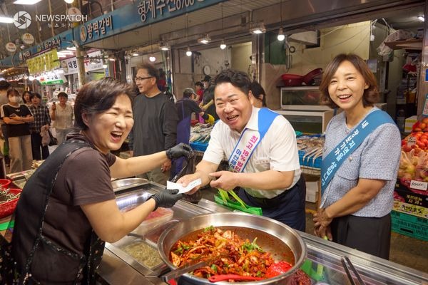 ▲ 오세현 아산시장, 추석 앞두고 전통시장 장보기 나서 / 사진제공=아산시