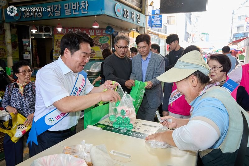 ▲ 오세현 아산시장, 추석 앞두고 전통시장 장보기 나서 / 사진제공=아산시