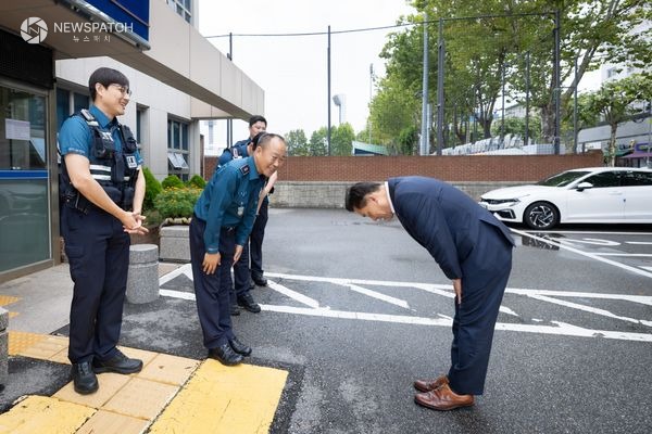 ▲이재준 수원시장, 추석 연휴에 근무하는경찰 방문해 격려 / 사진제공=수원시