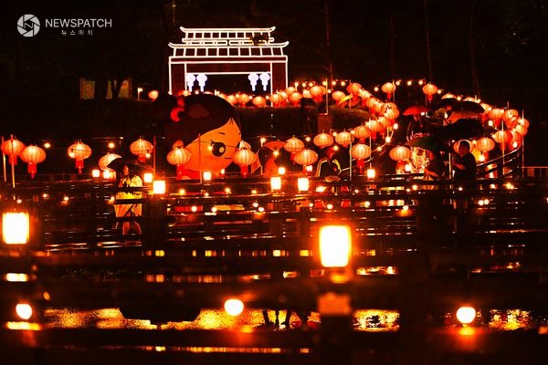 ▲축제장 야간에는 동아시아 빛축제가 주변을 환하게
