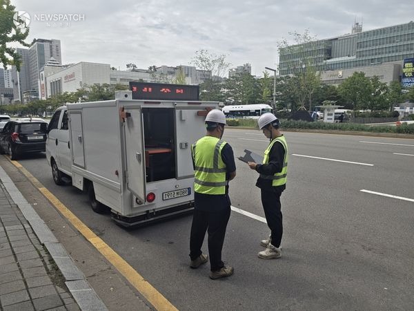 ▲대형공사장 주변 지반 지표투과 레이더로 탐사 / 사진제공=수원특례시