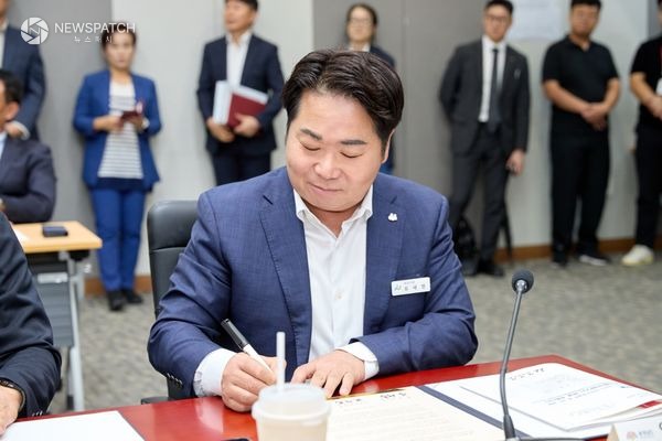 ▲㈜비츠로밀텍 등 9개 기업과 투자유치 합동 MOU 체결 / 사진제공=아산시