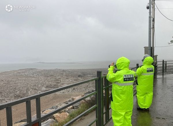 ▲평택해경 소속 파출소 경찰관 우천중 해안가 순찰중 / 사진제공=평택해경