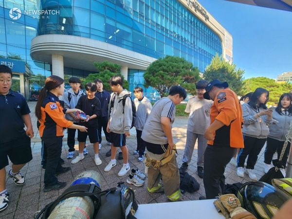 ▲실제 방화복 입어보기 체험 / 사진제공=화성소방서