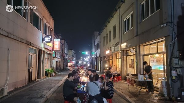 ▲6070 추억의 거리 바우덕이 골목식탁 / 사진제공=안성시