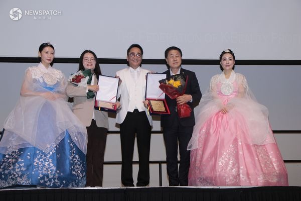 ▲이자형 의원, K-뷰티 활성화 공로 감사패 수여 / 사진제공-경기도의회