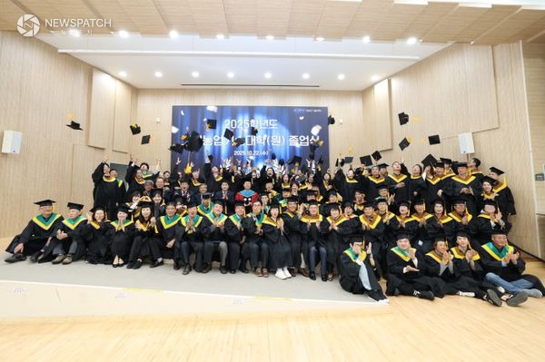 ▲정명근 화성특례시장, 2025년 그린농업기술대학 졸업생들 / 사진제공=화성특례시