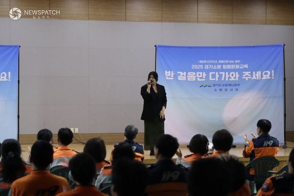 ▲청렴 콘서트를 관람하고 있는 소방대원들 / 사진제공=화성소방서