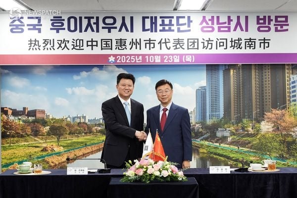 ▲돤 즈후이 중국 후이저우시 부시장과 신상진 성남시장 / 사진제공=성남시