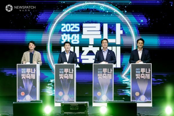 ▲정명근 화성특례시장, 배정수 화성특례시의회 의장 등 주요 내빈들과 함께  인사 / 사진제공=