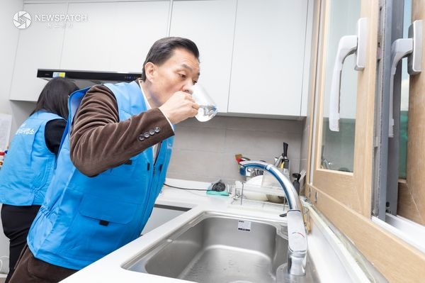 ▲이재준 수원시장, 수돗물 민원 발생한 공동주택단지 찾아 수질 검사하고 주민 목소리 청취 / 사진제공=