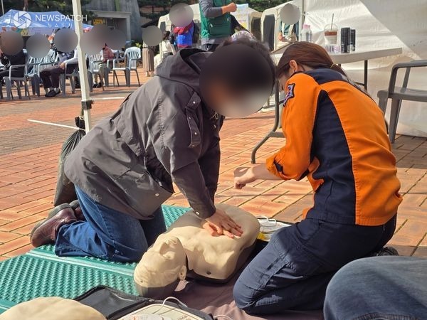 ▲시민대상 심폐소생술 방법을 교육 / 사진제공=화성소방서