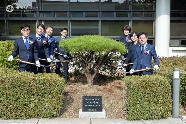 ▲민선30주년 기념식수 / 사진제공=의왕시의회