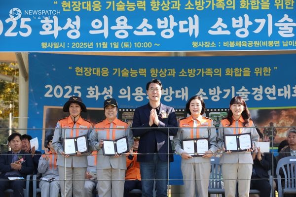 ▲정명근 시장, 수상자 / 사진제공=화성특례시