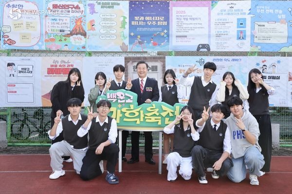 ▲김성제 의왕시장,백운고 과학축전학생 / 사진제공=의왕시