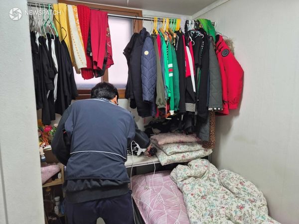 ▲경기도와 인덕원동은 31일 관내 고시원에 방문해 화재 위험요소인 멀티탭을 점검 / 사진제공=안양시