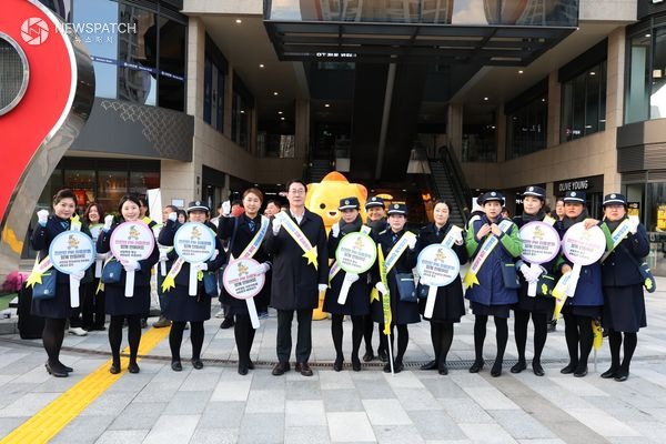 ▲정명근 시장 및 관계자들 개인형 이동장치 교통안전 캠페인 / 사진제공=화성특례시