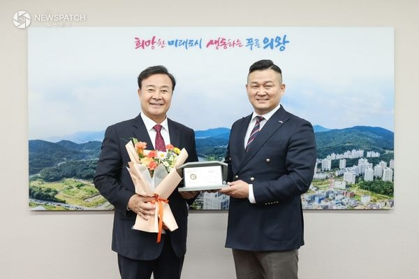 ▲사회복지종사자 처우개선‘A등급’달성(감사패 전달식)(2)_좌 김성제 의왕시장, 우 박찬수 경기도사회복지사협회장