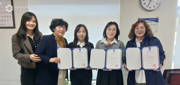 ▲관내 어린이집 4개소에 '열린어린이집 재선정 지정서 / 사진제공=수원시 팔달구