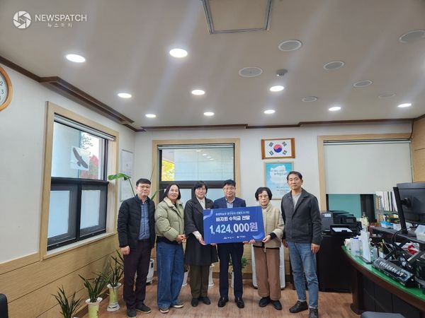 ▲바자회 수익금 어려운 이웃 돕기 기부 / 사진제공=아산시