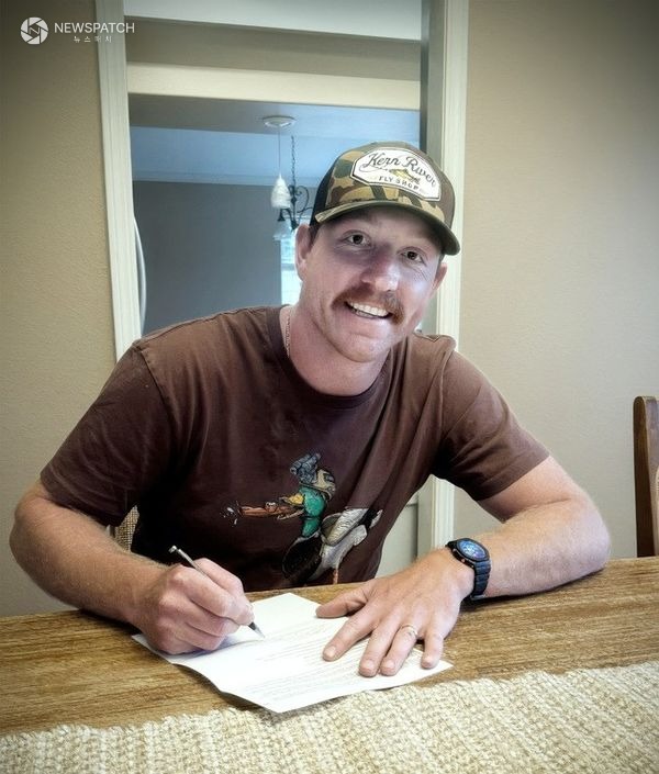 ▲새 외인투수 맷 사우어가 계약서에 서명하는 모습 / 사진제공=