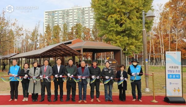 ▲서호공원 맨발걷기길 조성 준공식 / 사진제공=수원시 팔달구