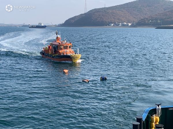 ▲평택해경 구조대 익수자 구조위해서 접근중 / 사진제공=평택해경