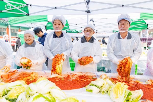 ▲배정수 의장 김장 담그기 봉사 나눔 활동 / 사진제공=