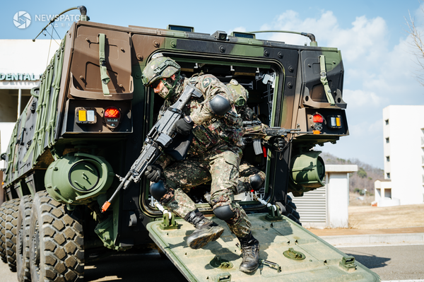 ▲9사단 장병들이 차륜형 장갑차에서 하차하여 작전지역