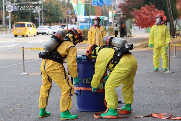 ▲화성119구조대가 화학사고 대비 특별구조훈련 / 사진제공=화성소방서