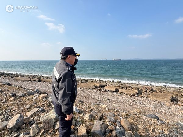 ▲우채명 서장이 풍도 인근 해안가 도보 수색중에 있다 / 사진제공=평택해경