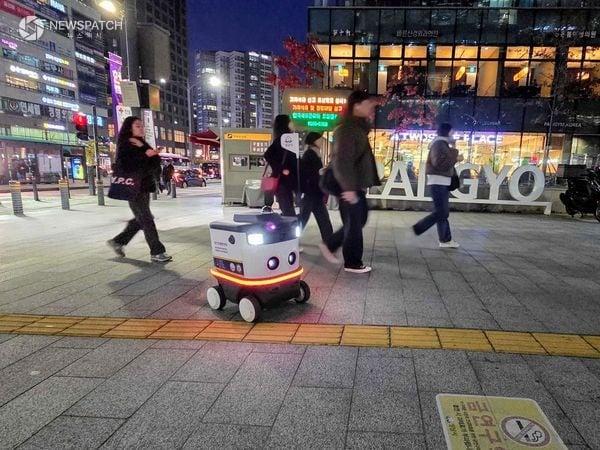 ▲판교역을 야간 순찰 중인 스마트 순찰로봇 / 사진제공=성남시
