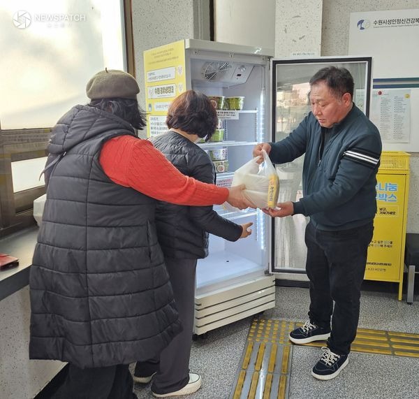 ▲매산동 주민자치회, 나눔실천 공유냉장고 1차 사업 / 사진제공=수원시 팔달구