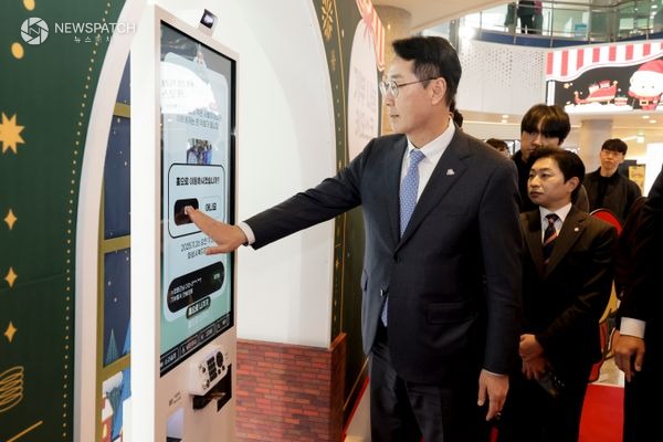 ▲정명근 시장 키오스크 시연 / 사진제공=화성특례시