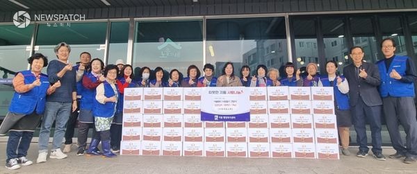 ▲수원제일교회, 지동에 김장김치 100박스 전달 / 사진제공=수원시 팔달구