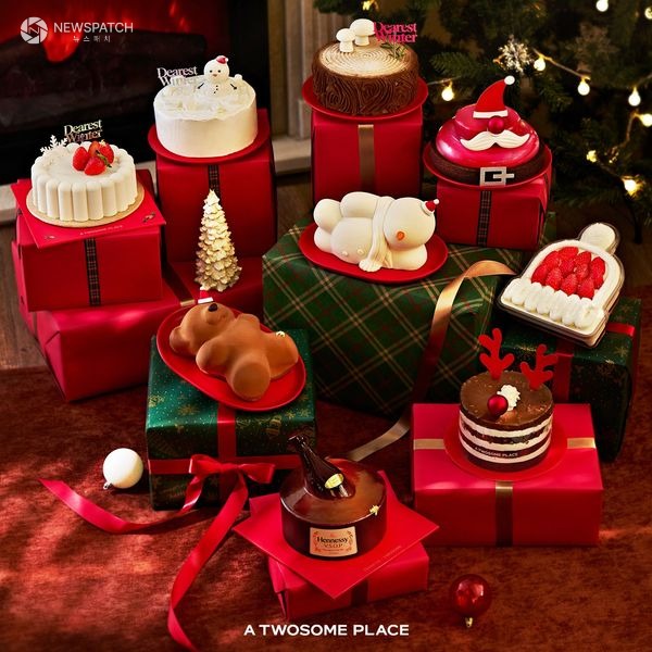▲투썸플레이스 2025 홀리데이 시즌 케이크 라인업. 맨 윗줄 왼쪽에서 첫 번째 ‘화이트 체리 샤를로뜨’, 왼쪽에서 네 번째 ‘샤이닝 산타’