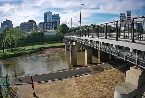 ▲보도교 신설 및 차도부 재포장을 완료한 서현교