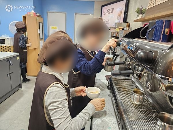 ▲노인일자리 공동체사업단 분야 카페 운영 참여 어르신들