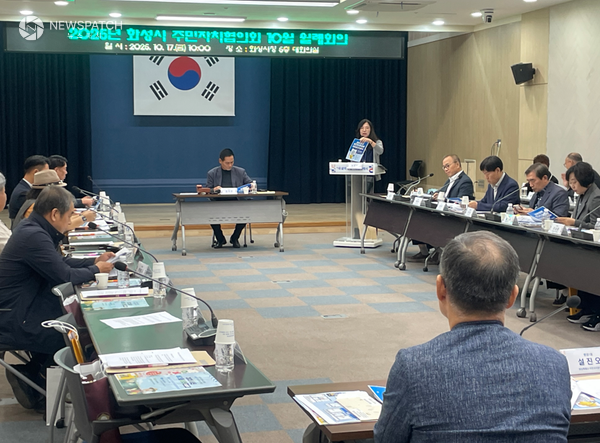 ▲전국 최초 민원 전담부서 ‘행정종합관찰관이 10월 시청대회의실에서 열린 월례회의