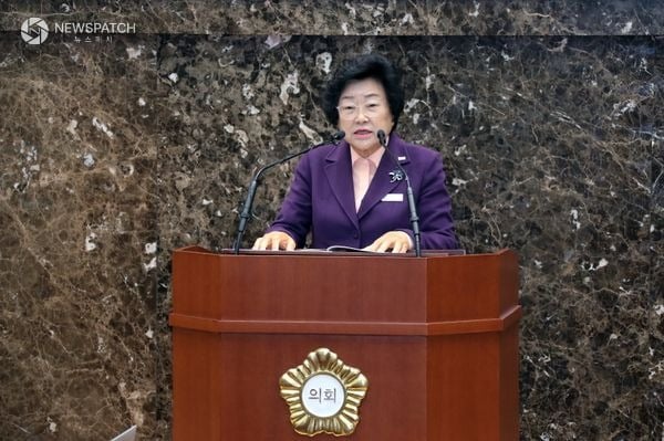 ▲김경희 이천시장이 이천시의회 본회의장에서 2026년 예산안 제출에 대한 시정연설