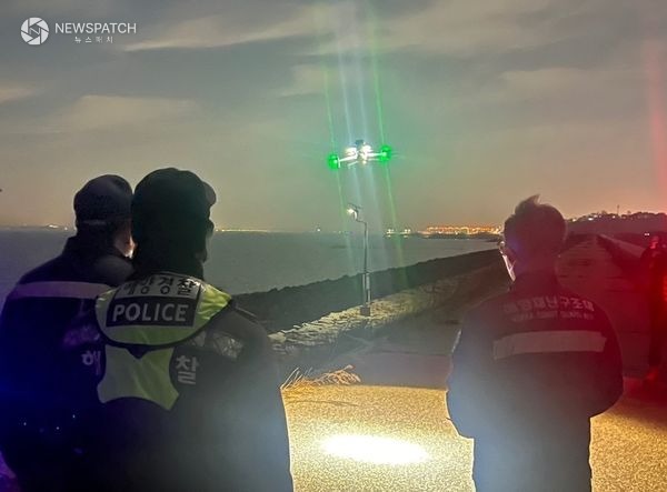 ▲지난 대조기 당진 석문방조제 합동순찰팀이 야간에 드론을 점검 / 사진제공=평택해경