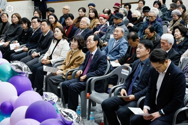 ▲노인대학수료식에 참석한 시의원 및 내빈